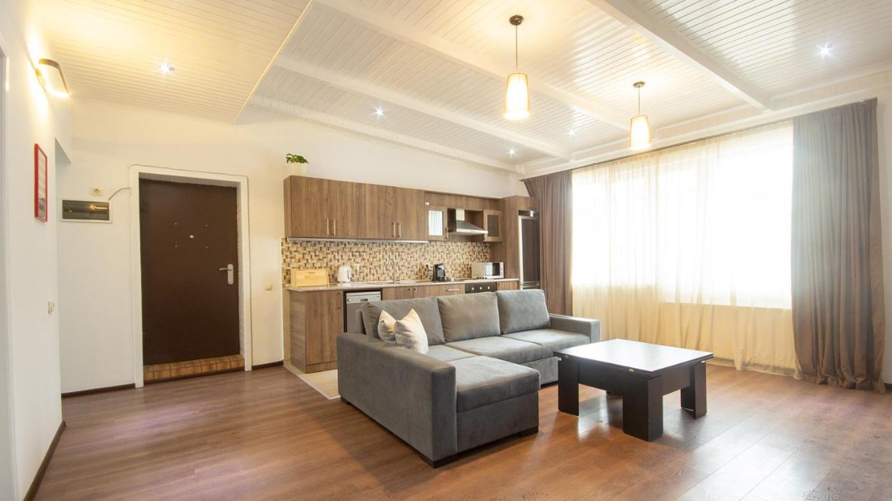 Big Terrace Apartment On Liberty Square Tbilisi Eksteriør billede